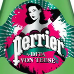 Perrier выпускает воду в стиле бурлеск Perrier выпускает воду в стиле бурлеск