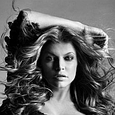 Fergie will sing a duo with Avon next year