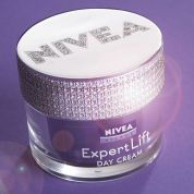 The brilliant shine of the special Nivea's jar The brilliant shine of the special Nivea's jar