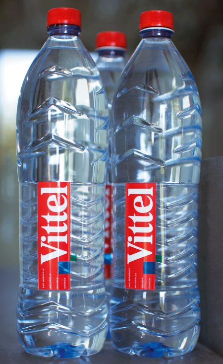 Дорогая вода в бутылках. Vittel 1.5. Минеральная вода Виттель 0.5 газированная. Самая дорогая питьевая вода.